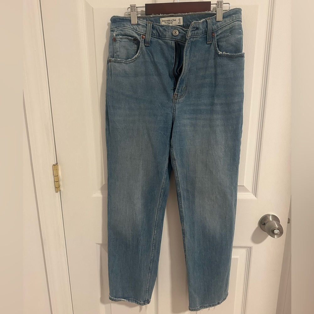 Abercrombie & Fitch High Rise “The Ankle Straight” Jeans. Size 4 Short.